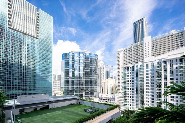 Building Photo - 1300 Brickell Bay Dr