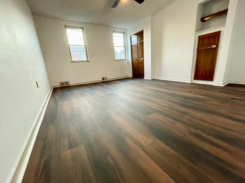Building Photo - 413 40th St