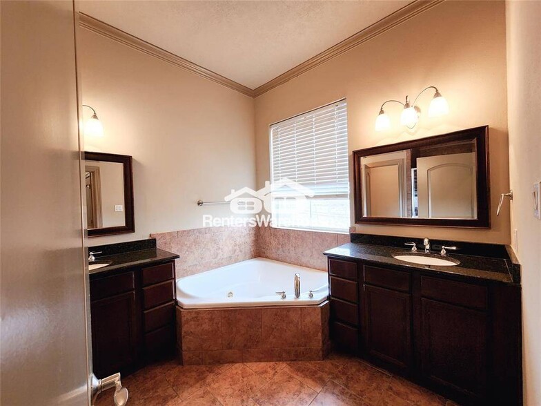 Building Photo - 910 McKinney Park Ln