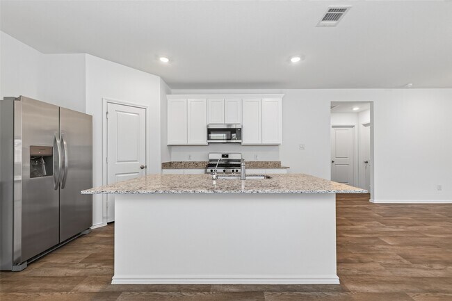 Building Photo - 3030 Lake Crest Dr