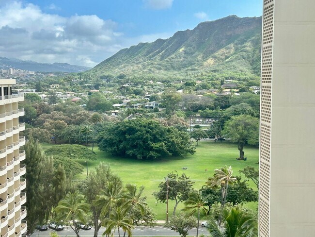 Building Photo - Colony Surf fully furnished and newly remodelled oceanfront "end unit" with parking + washer/drye...