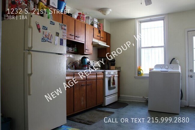 Building Photo - Spacious 3 bedroom, 1 bathroom house locat...