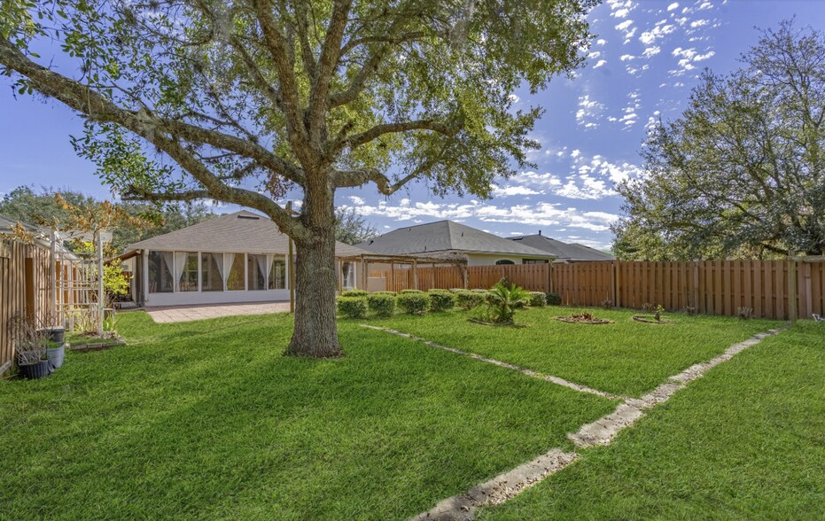 Building Photo - 14626 Falling Waters Dr