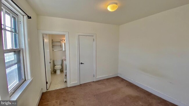 Building Photo - 332 S 17th St