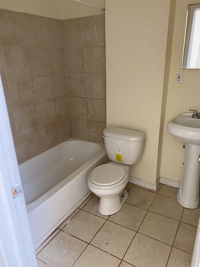 Full bathroom - 1319 Herkimer St