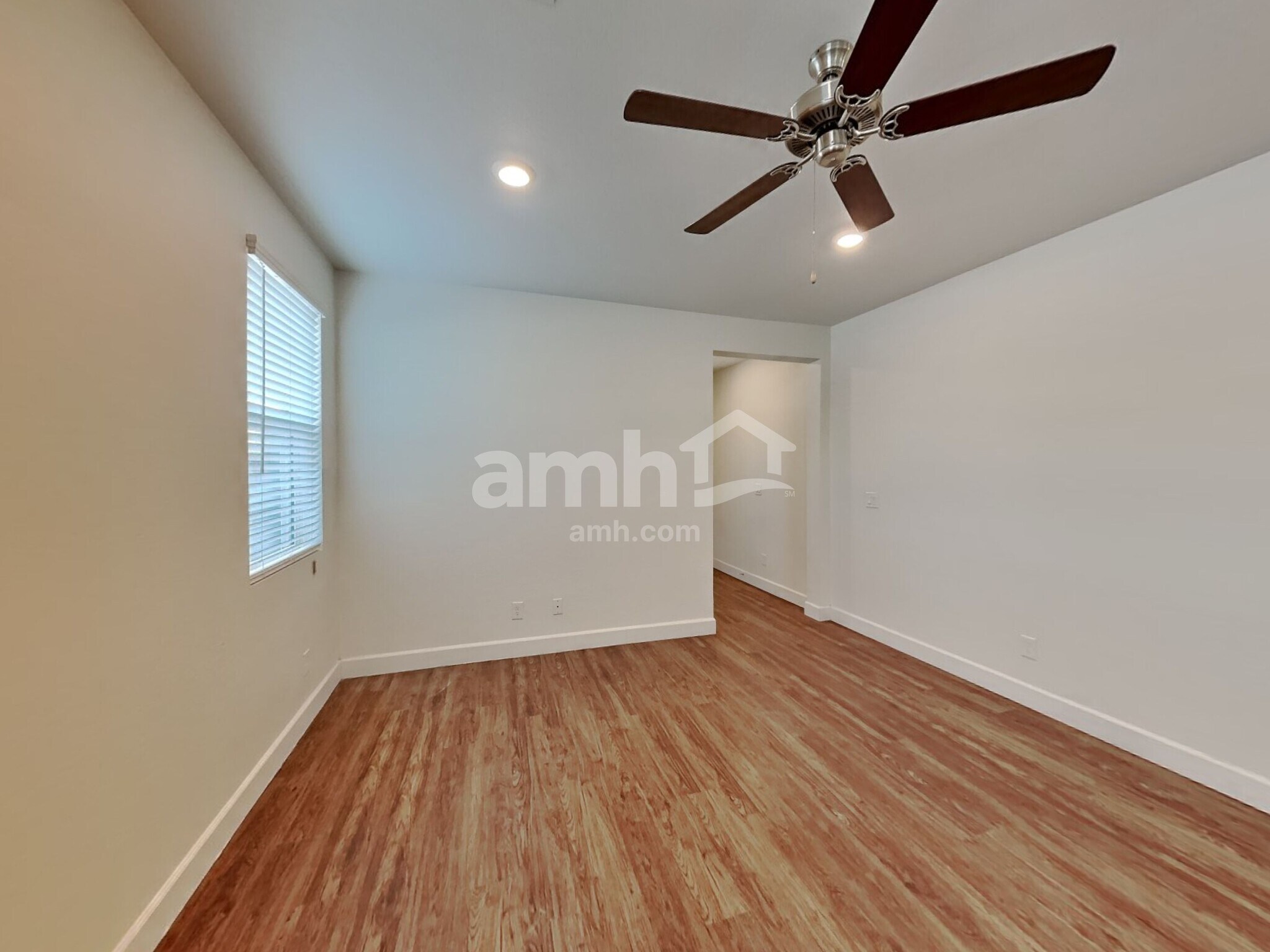 Building Photo - 647 W Hackamore Ave