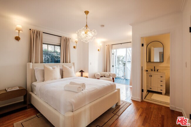 Building Photo - 866 N Doheny Dr