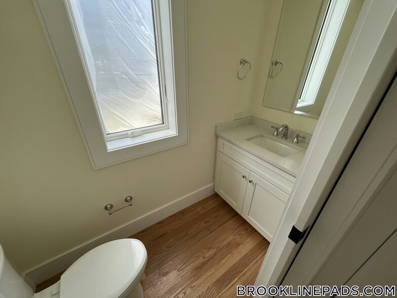 Building Photo - 65 Cameron St