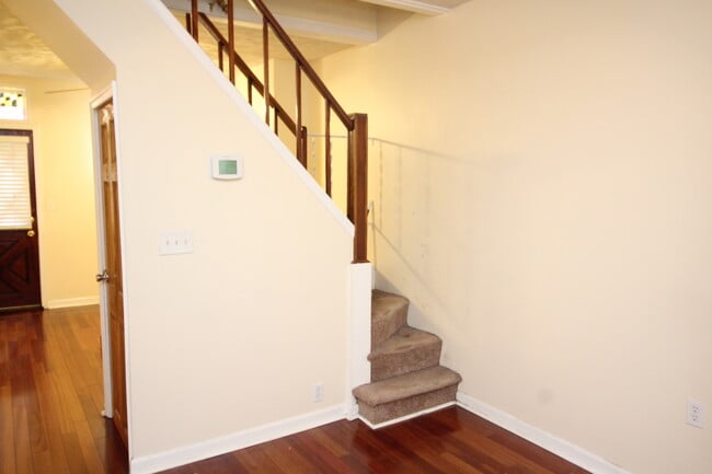 Building Photo - Charming Locust Point 2bd+Den/1ba Rowhome ...