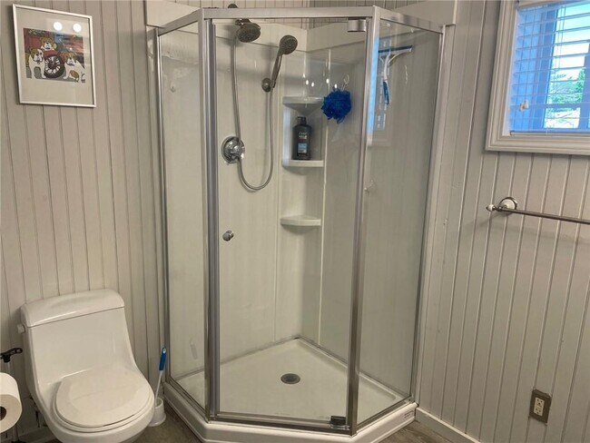 Building Photo - 11 Isabella Ave