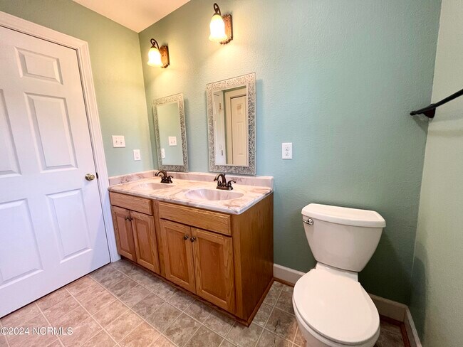 Building Photo - 325 Gliden Rd