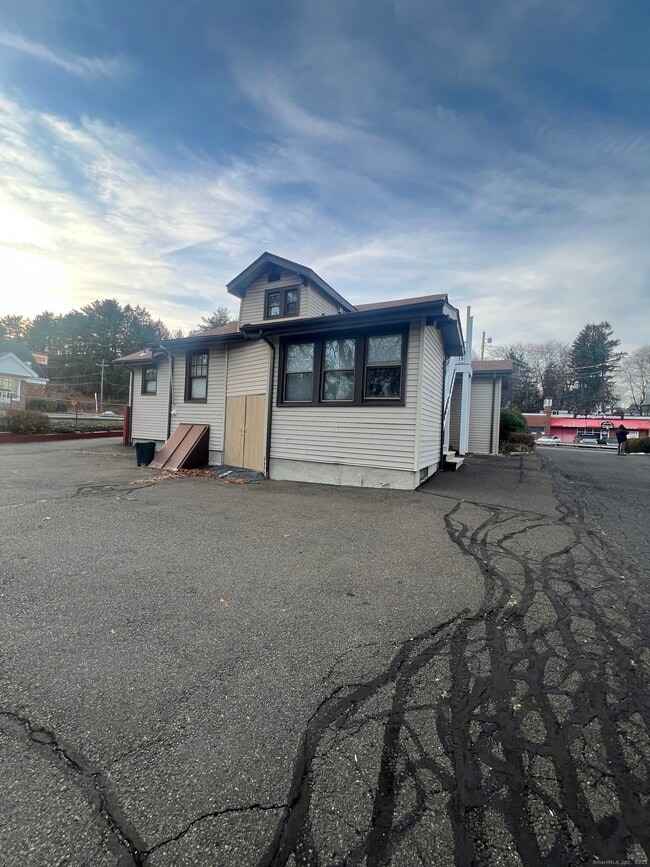 Building Photo - 466 Derby Ave