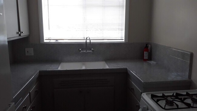 Kitchen - 5852 David Ave