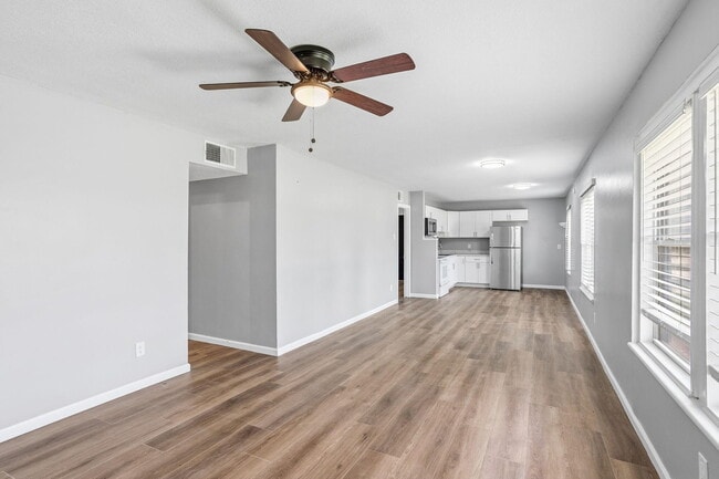 Building Photo - 2601 E Oakbrook Dr