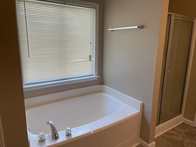 Building Photo - Spacious 4-Bedroom Home in a Quiet Union C...