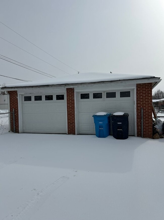 Building Photo - 3 BR 2 BA House with Garage