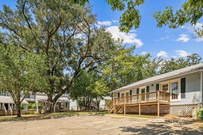 Building Photo - 2218 Magnolia Cir