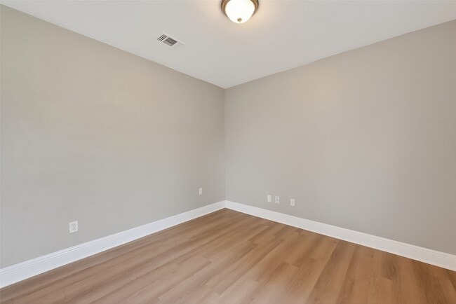 Building Photo - 2446 Mayview Dr