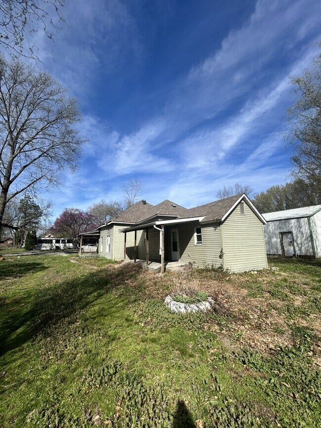 Building Photo - 305 S Sims St