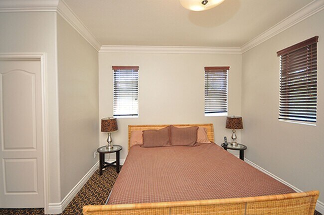 Building Photo - Simply Gorgeous 4+ BR Home with many Amenities!!!