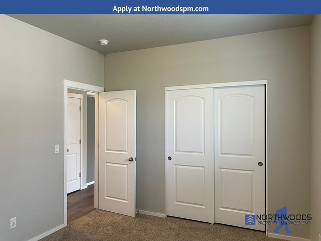 Building Photo - $500.00 Off First Months Rent Holiday Spec...