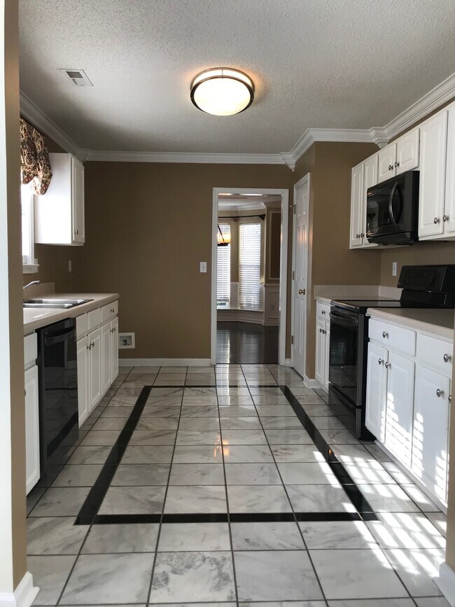 Building Photo - Beautiful 3 bedroom, 2.5 bath home