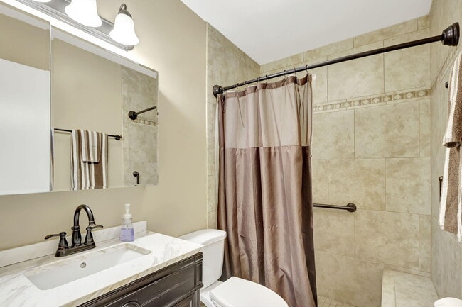 Building Photo - 602 Lakewood Dr