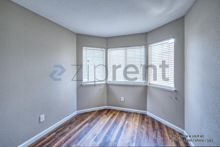 Building Photo - Unit