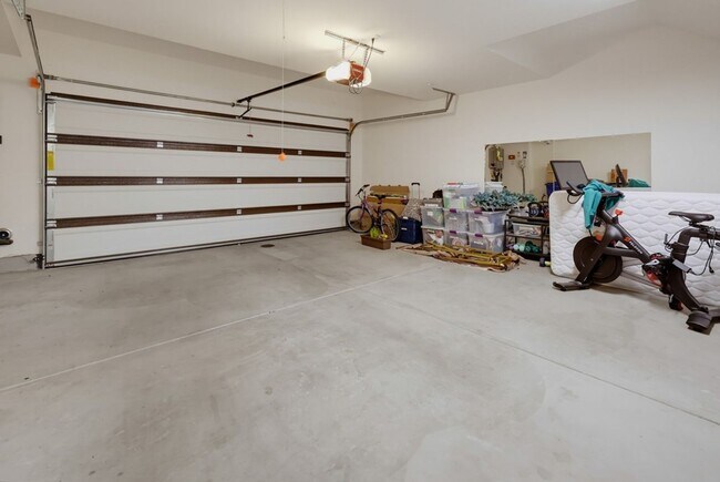 Building Photo - 956 Blackstone Dr
