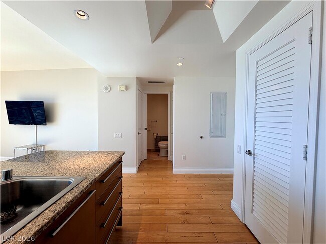 Building Photo - 322 Karen Ave