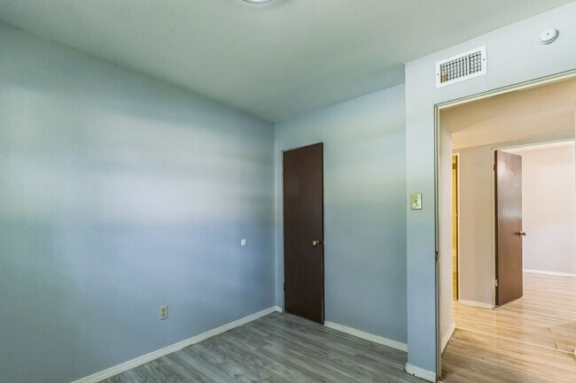 Building Photo - LIMITED TIME**NO APPLICATION FEE**1/2 OFF DEPOSIT**