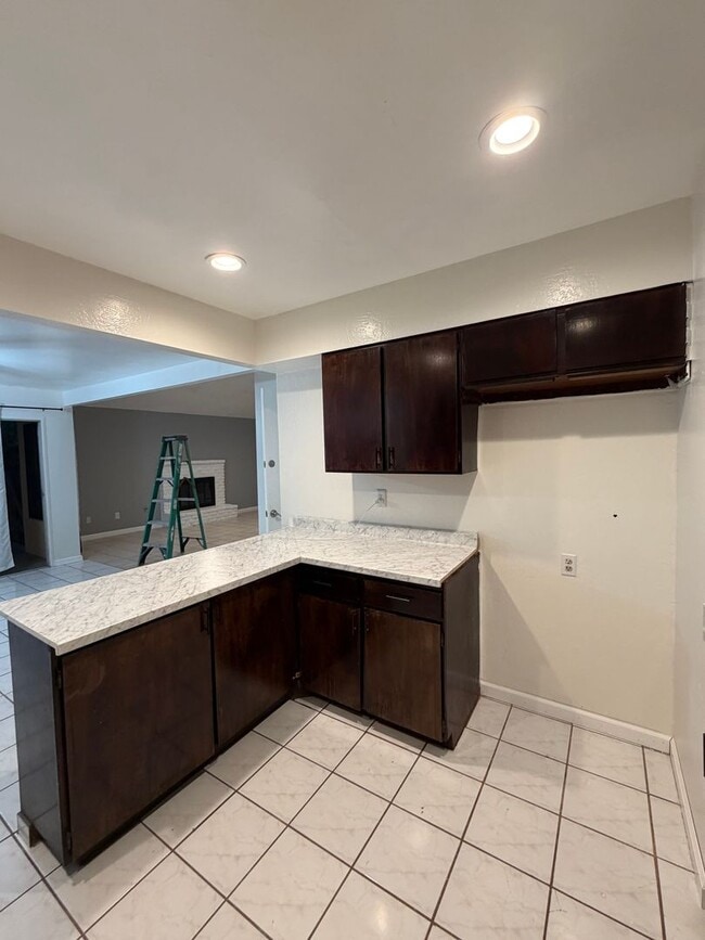 Building Photo - Move in ready 3 Bd 2BA home in upper NE Bakersfield