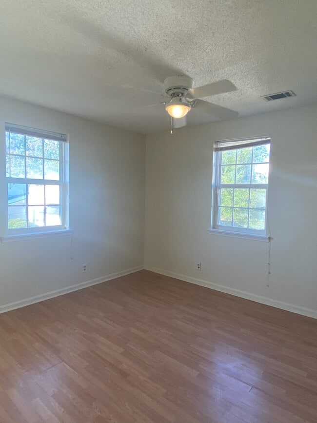 Building Photo - Apartment for Rent