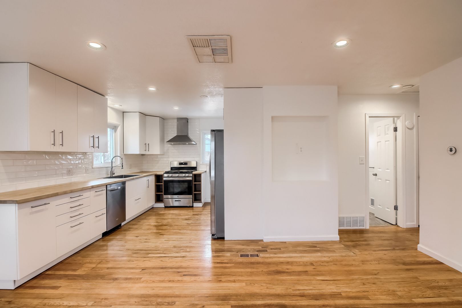 Building Photo - 207 Teal St