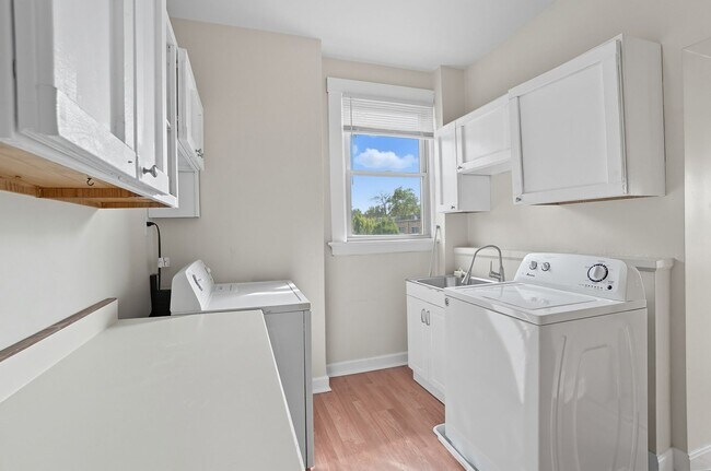 Building Photo - 6 Bed/3 Bath Remodeled Hyde Park Home w/Ce...