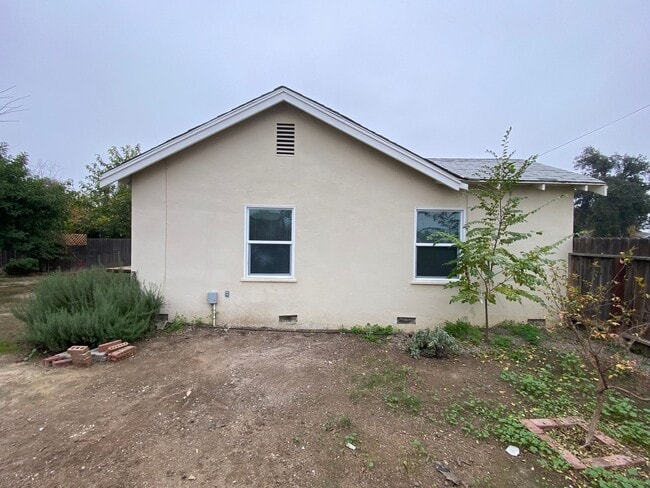 Building Photo - Follow the yellow brick to this Remodeled 2 BD 1 BA House in NE Bakersfield