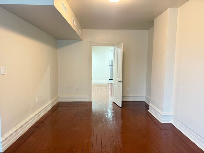 Building Photo - Newly Renovated 3 Bedroom 2 Bathroom Apartment in Prime Location - Washer/dryer in unit!
