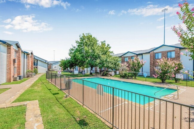 Building Photo - 4600 W Pioneer Dr