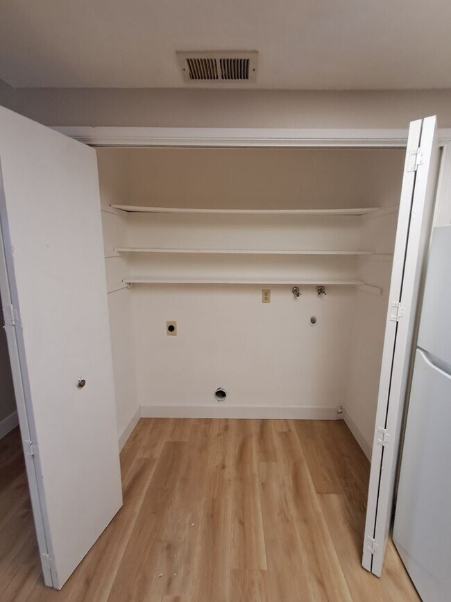 Building Photo - Roseville 2 Bedroom Duplex, New Carpet, Central Heat and Air, Large Fenced Yard