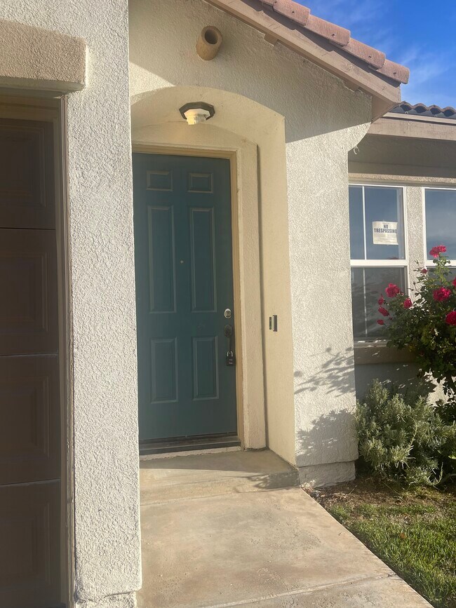 Building Photo - Hollyhock St