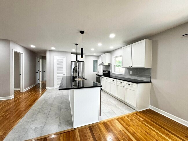 Building Photo - 1821 Blue Ridge Dr