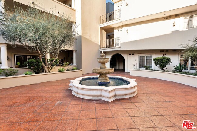 Building Photo - 851 N San Vicente Blvd