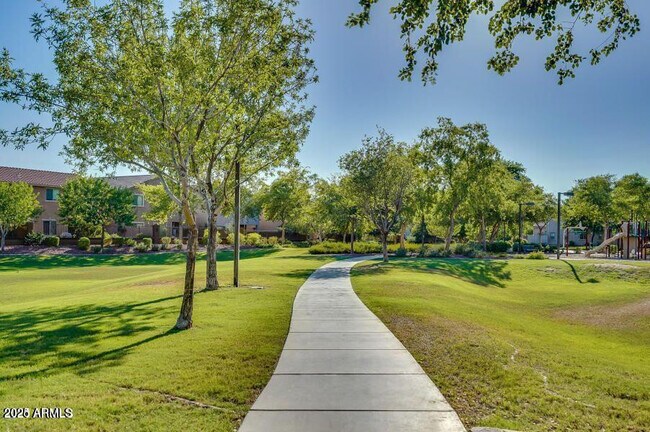 Building Photo - 2040 W Kathleen Rd