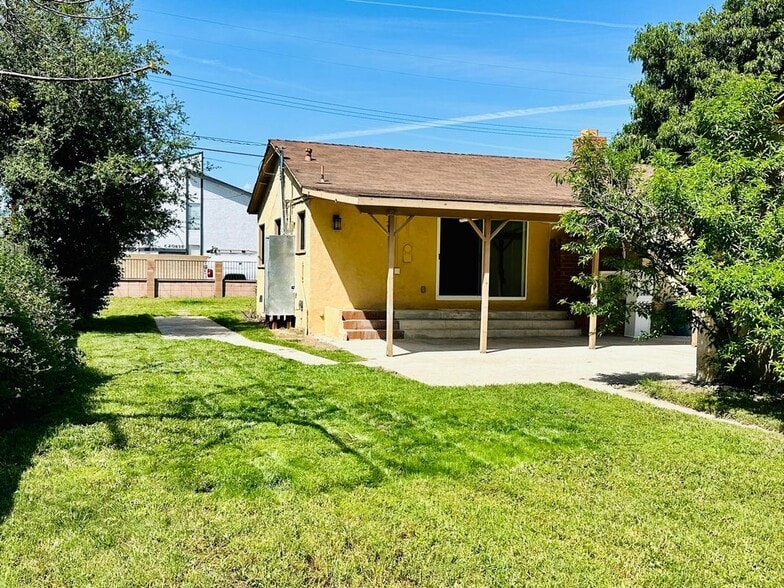 Building Photo - 1375 N Sunflower Ave