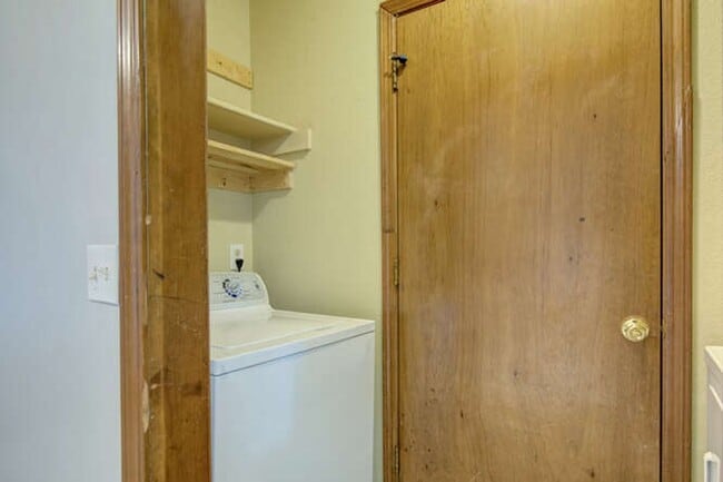 Building Photo - Great little modern and super clean home i...