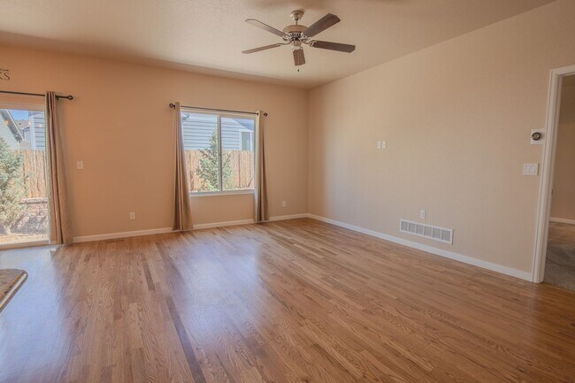 Building Photo - Beautiful 4 Bed 3 Bath Rental!