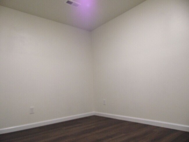 Building Photo - Newly Remodeled 4 Bed 2 Bath Duplex!