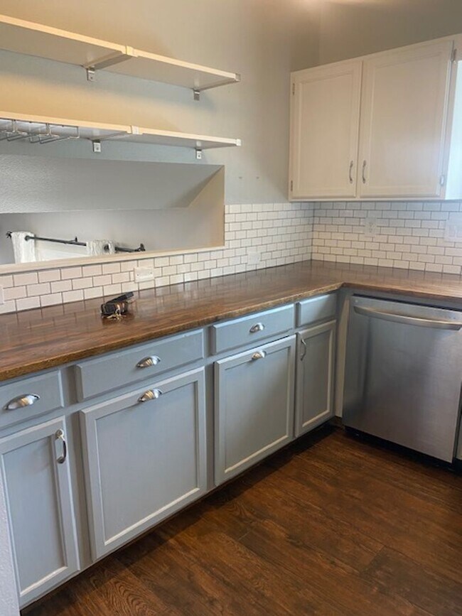 Building Photo - 3 Bedroom Tri-level in Woodland Hills