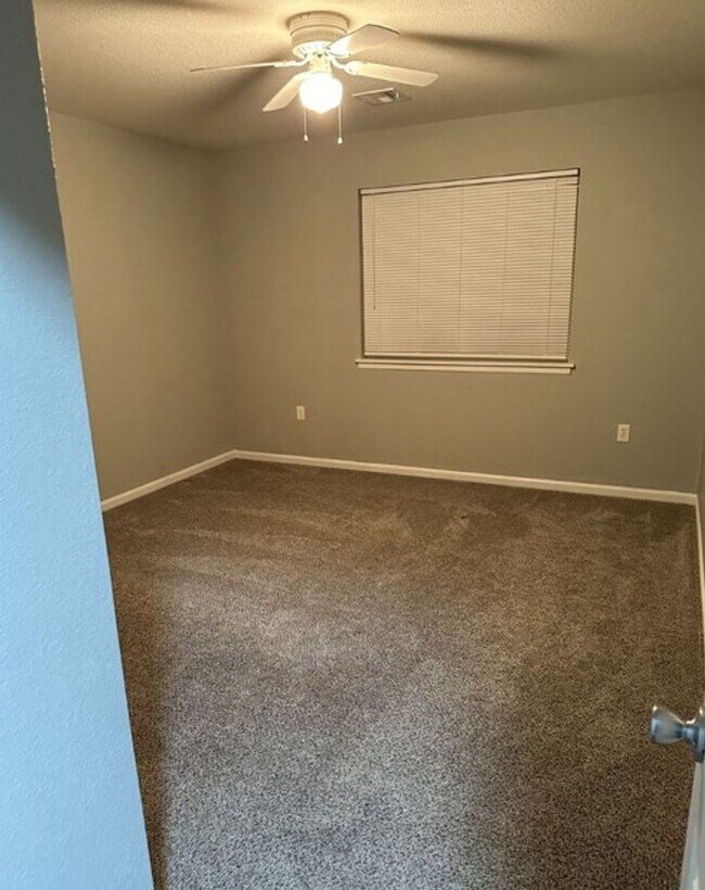 Building Photo - Beautiful Town Home + Deck & Patio + Easy Highway Access to Fort Riley + Washer & Dryer Included!...