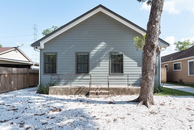 Building Photo - 1919 Lombardy St